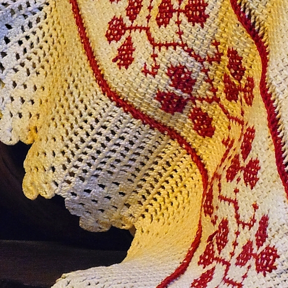 COPY - 🥀Vintage ❤Handcrafted Embroidered & Crocheted Throw, Coverlet❤ - Picture 2 of 7